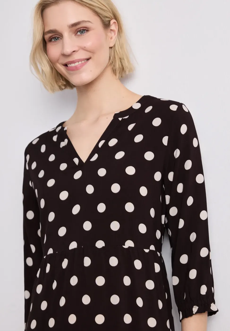 Knielanges Kleid mit Split Neck und Print