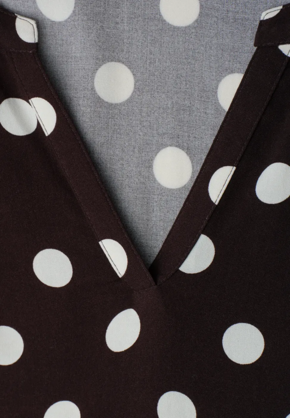 Knielanges Kleid mit Split Neck und Print
