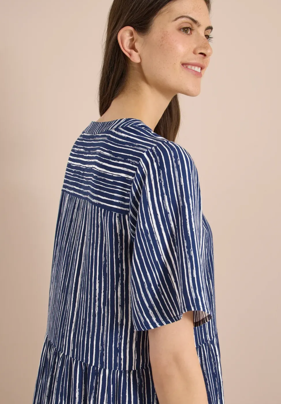 Knielanges Kleid mit Streifenmuster