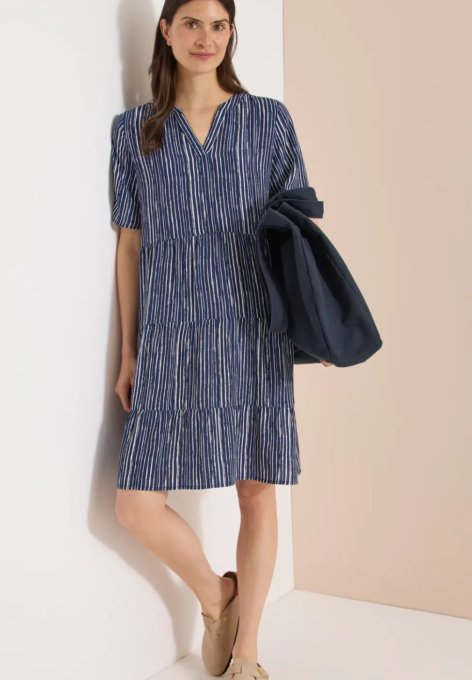 Knielanges Kleid mit Streifenmuster