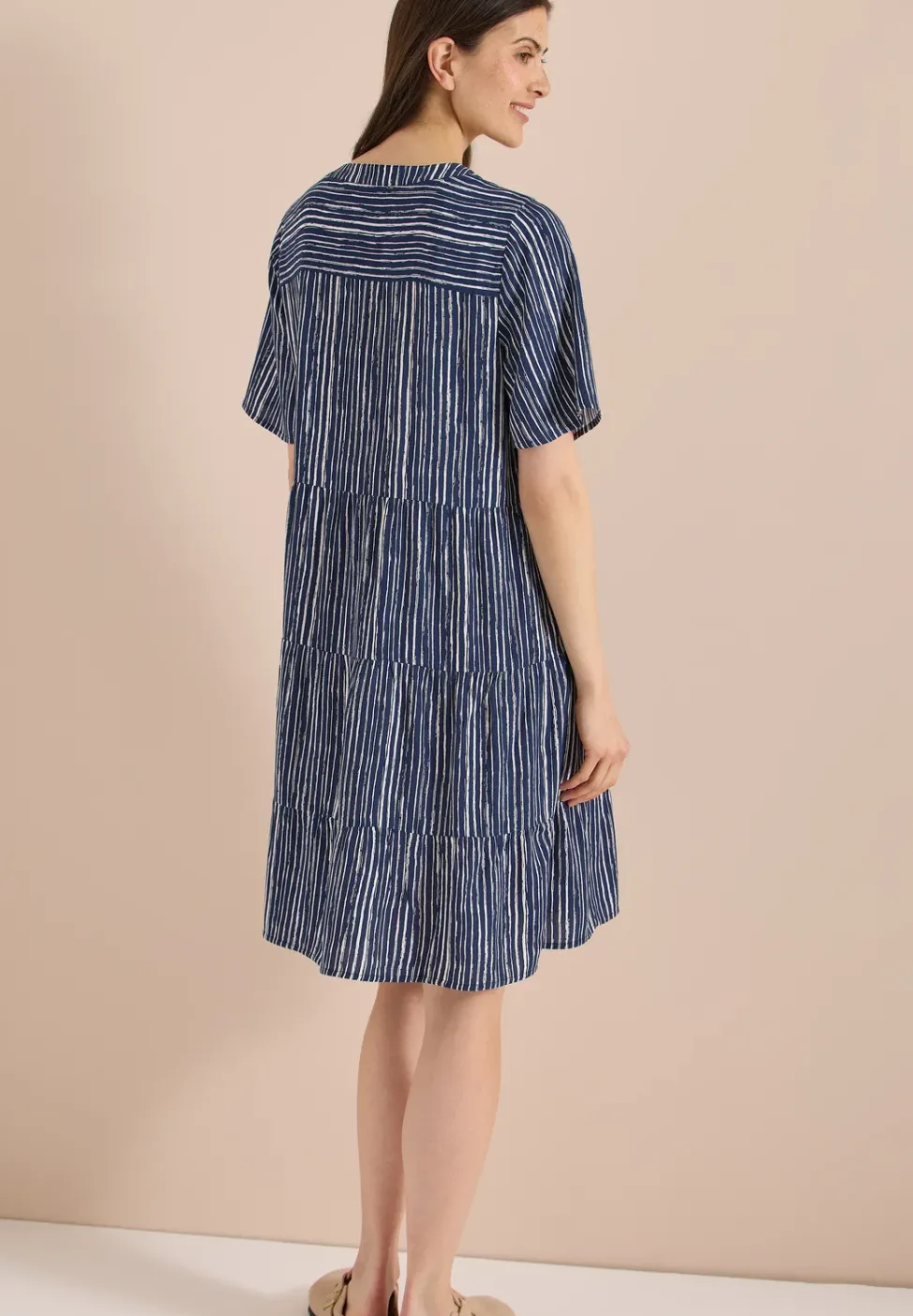 Knielanges Kleid mit Streifenmuster