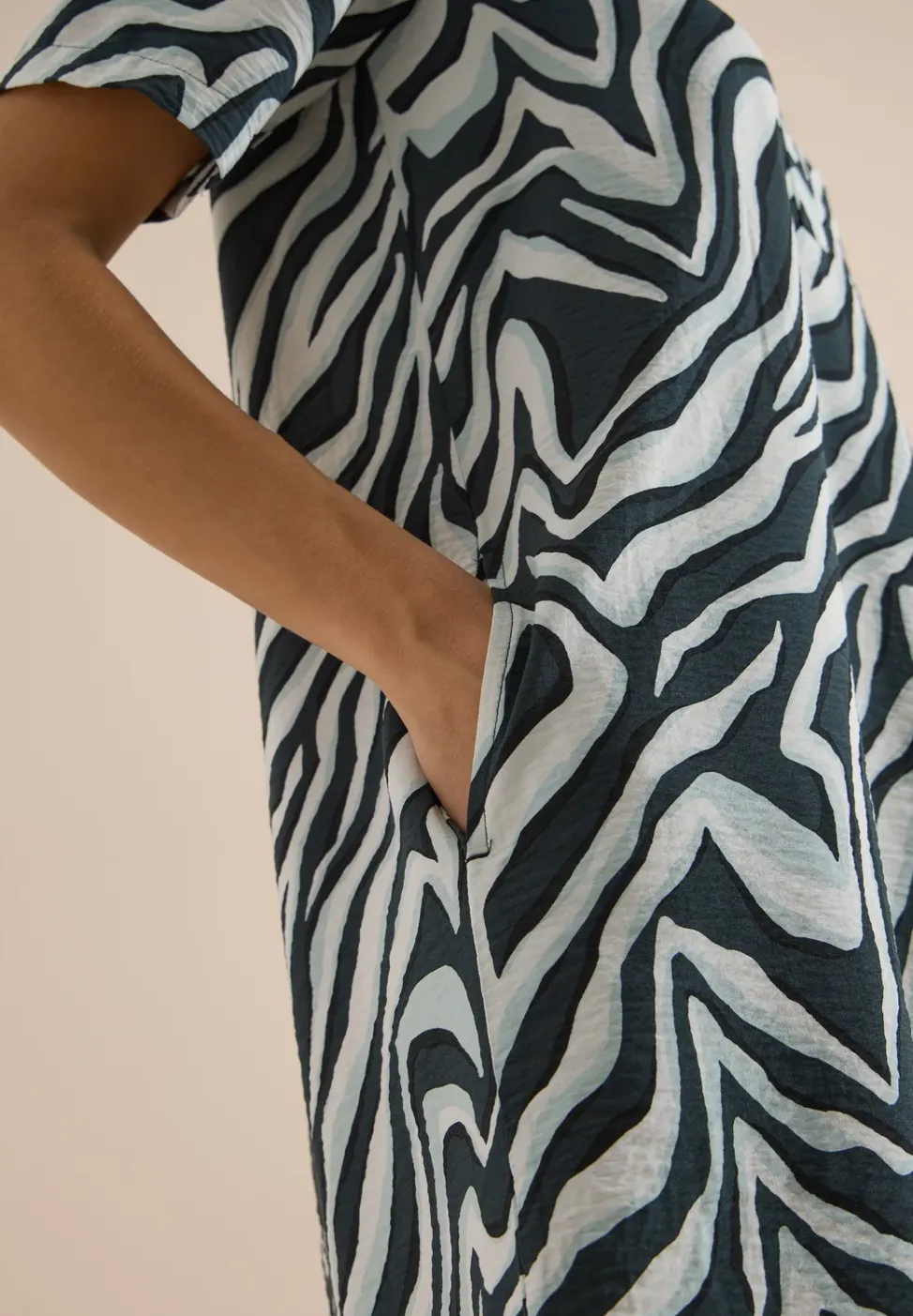 Knielanges Kleid mit Zebraprint