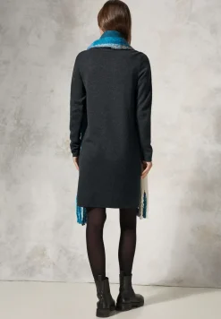 Knielanges Strickkleid