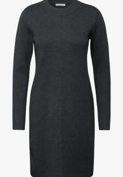 Knielanges Strickkleid