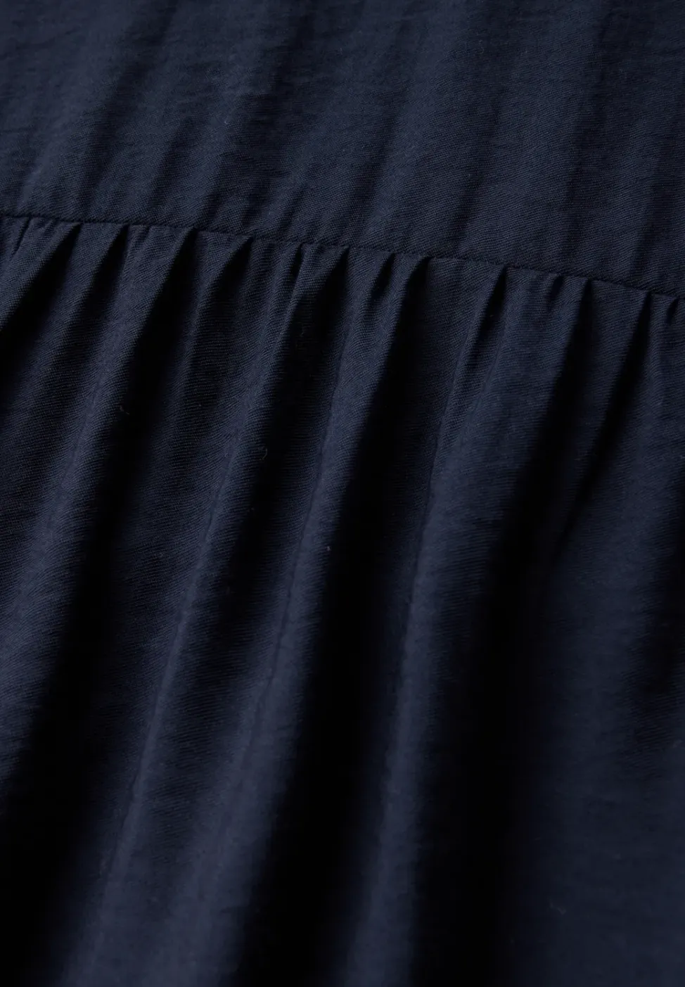 Knielanges Volant-Kleid