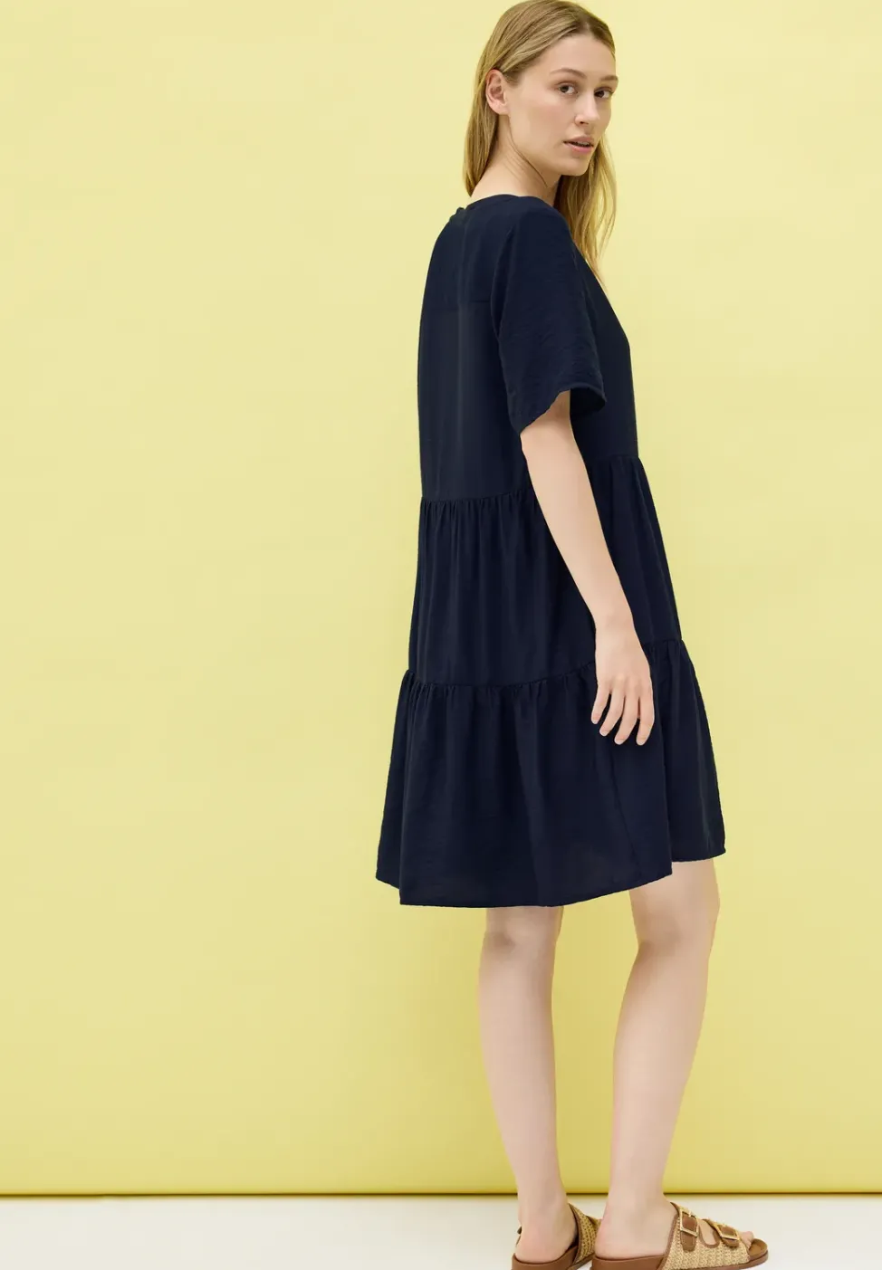 Knielanges Volant-Kleid