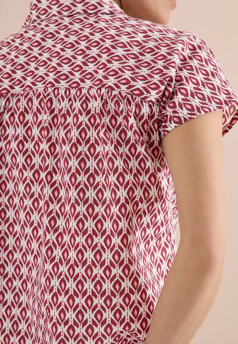 Kurzarm Bluse mit Minimal Print