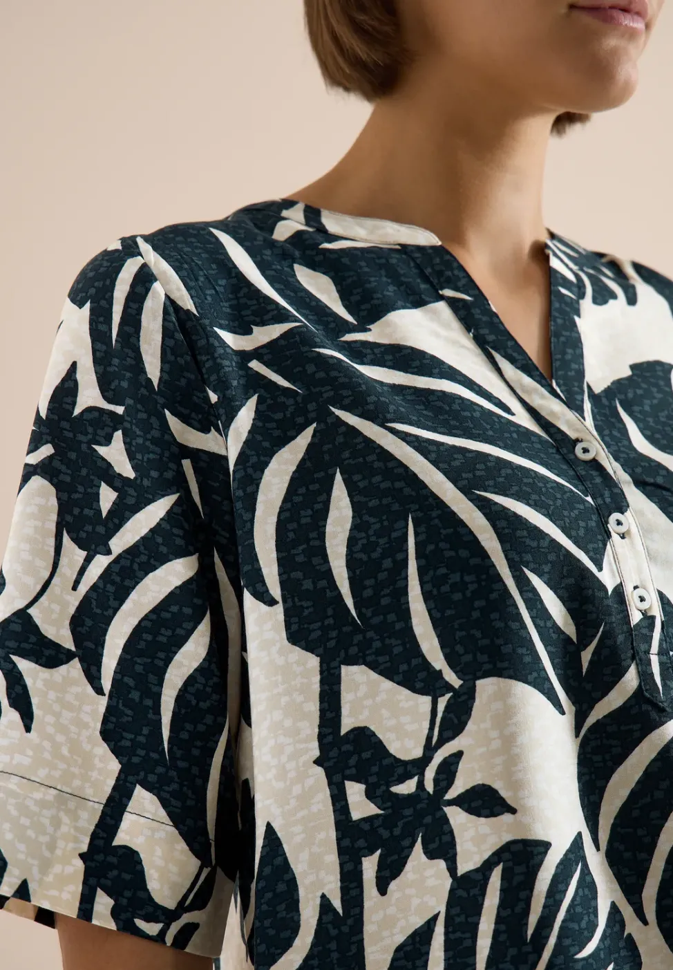Kurzarm Bluse mit Split Neck