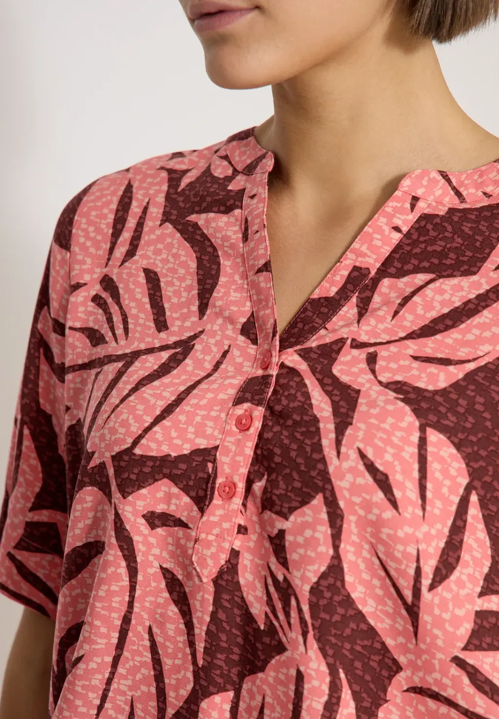 Kurzarm Bluse mit Split Neck