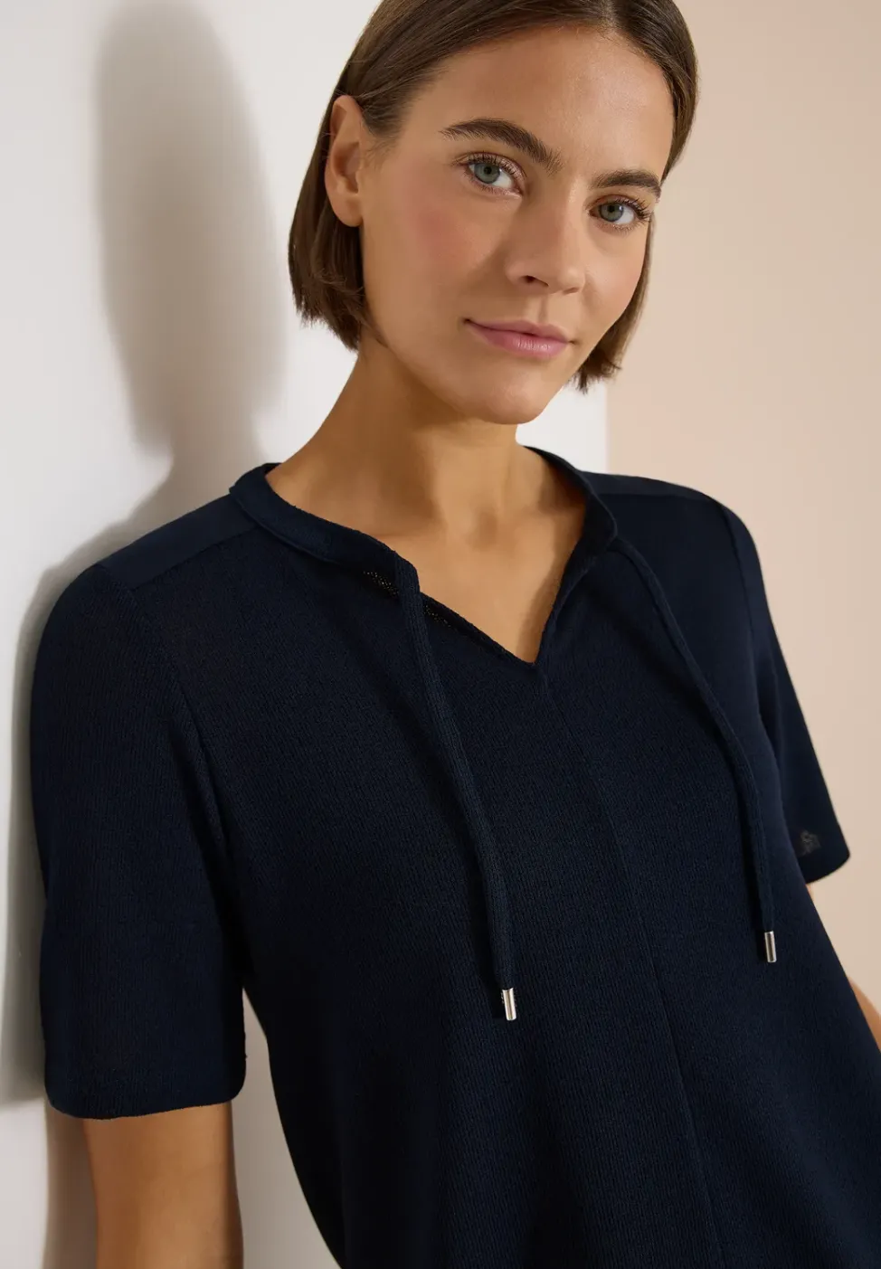 Kurzarm Bluse mit Split Neck und Bändern