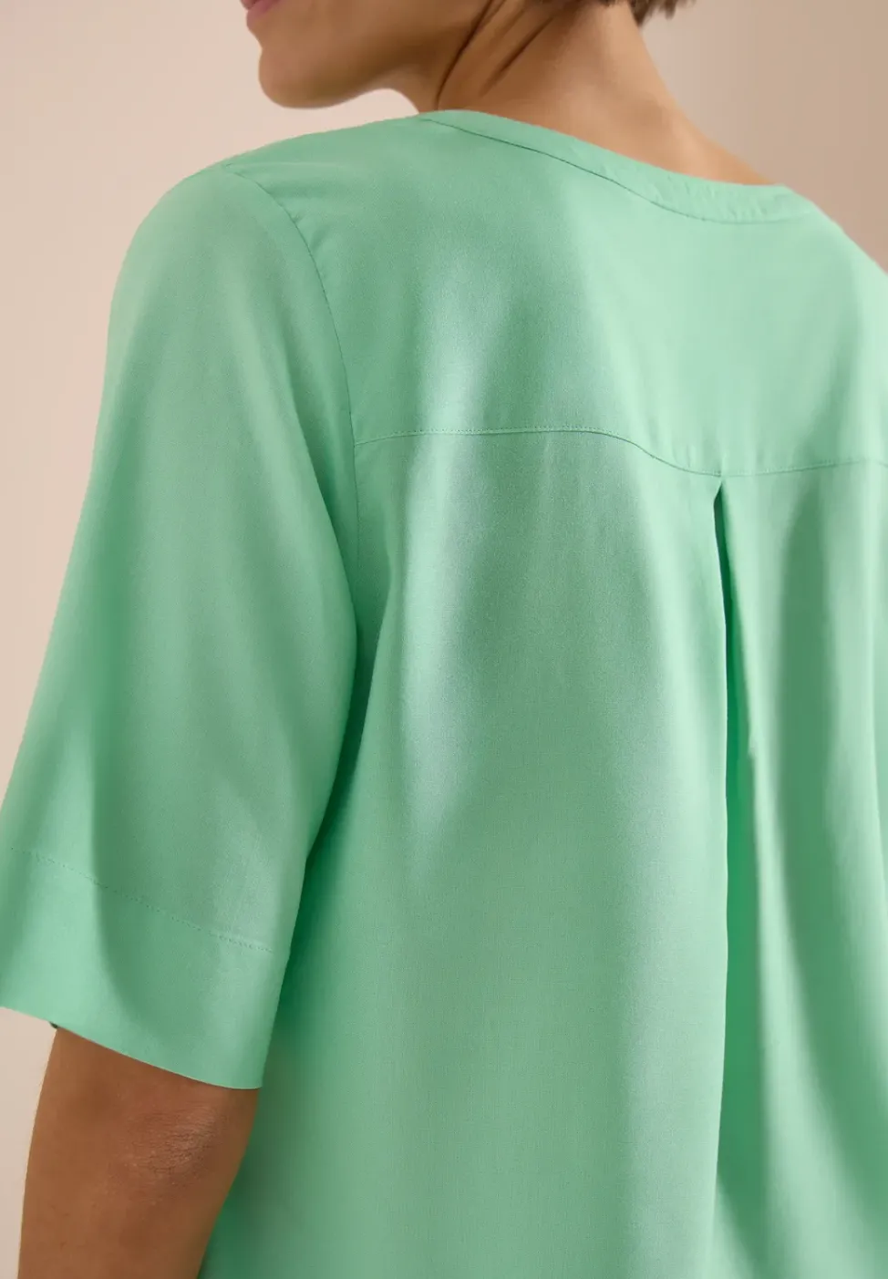 Kurzarm Bluse mit Split Neck