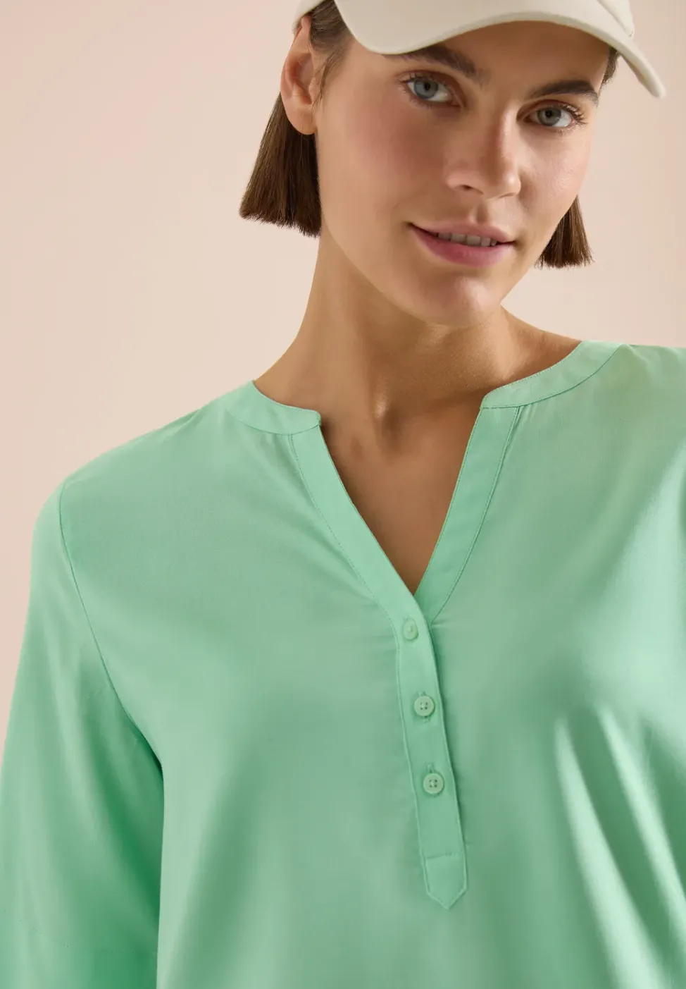 Kurzarm Bluse mit Split Neck
