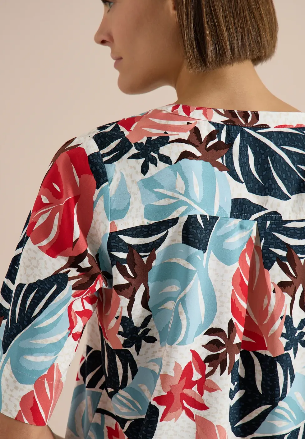 Kurzarm Bluse mit Split Neck