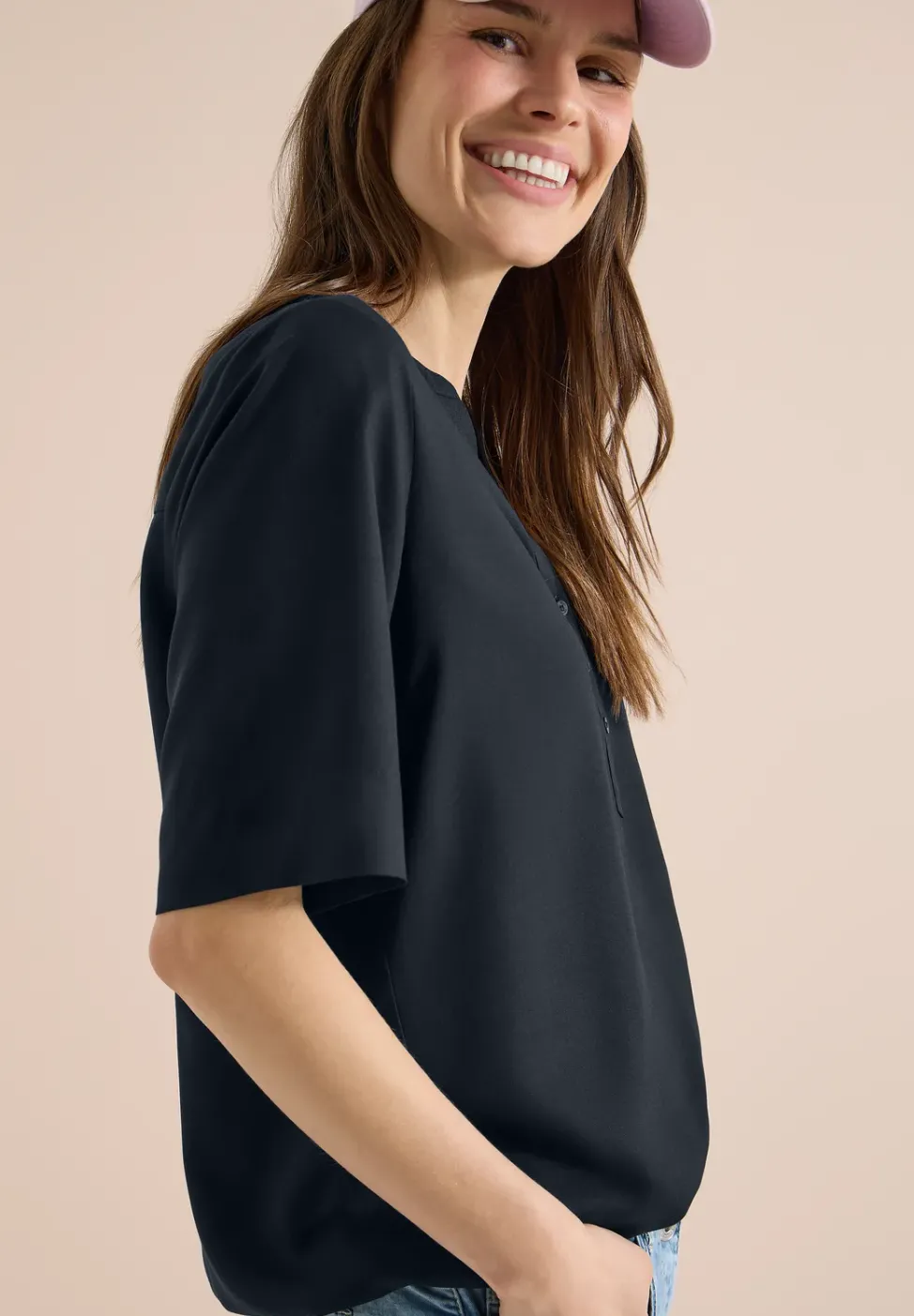 Kurzarm Bluse mit Split Neck