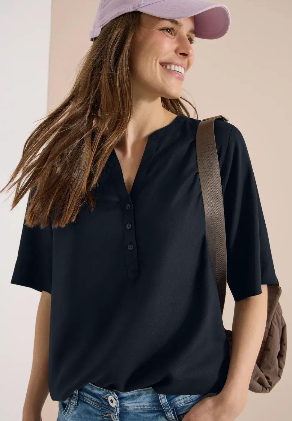 Kurzarm Bluse mit Split Neck