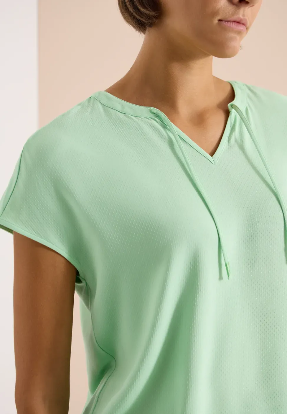 Kurzarm Bluse mit Strukturmix