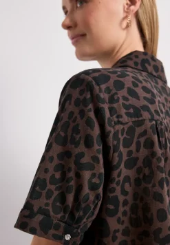 Kurzarm Hemdbluse mit Leo-Muster