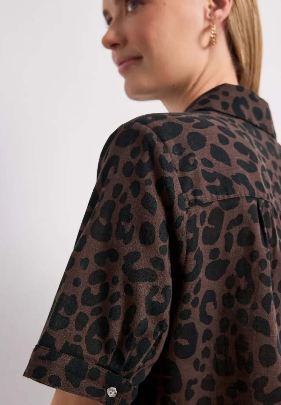 Kurzarm Hemdbluse mit Leo-Muster