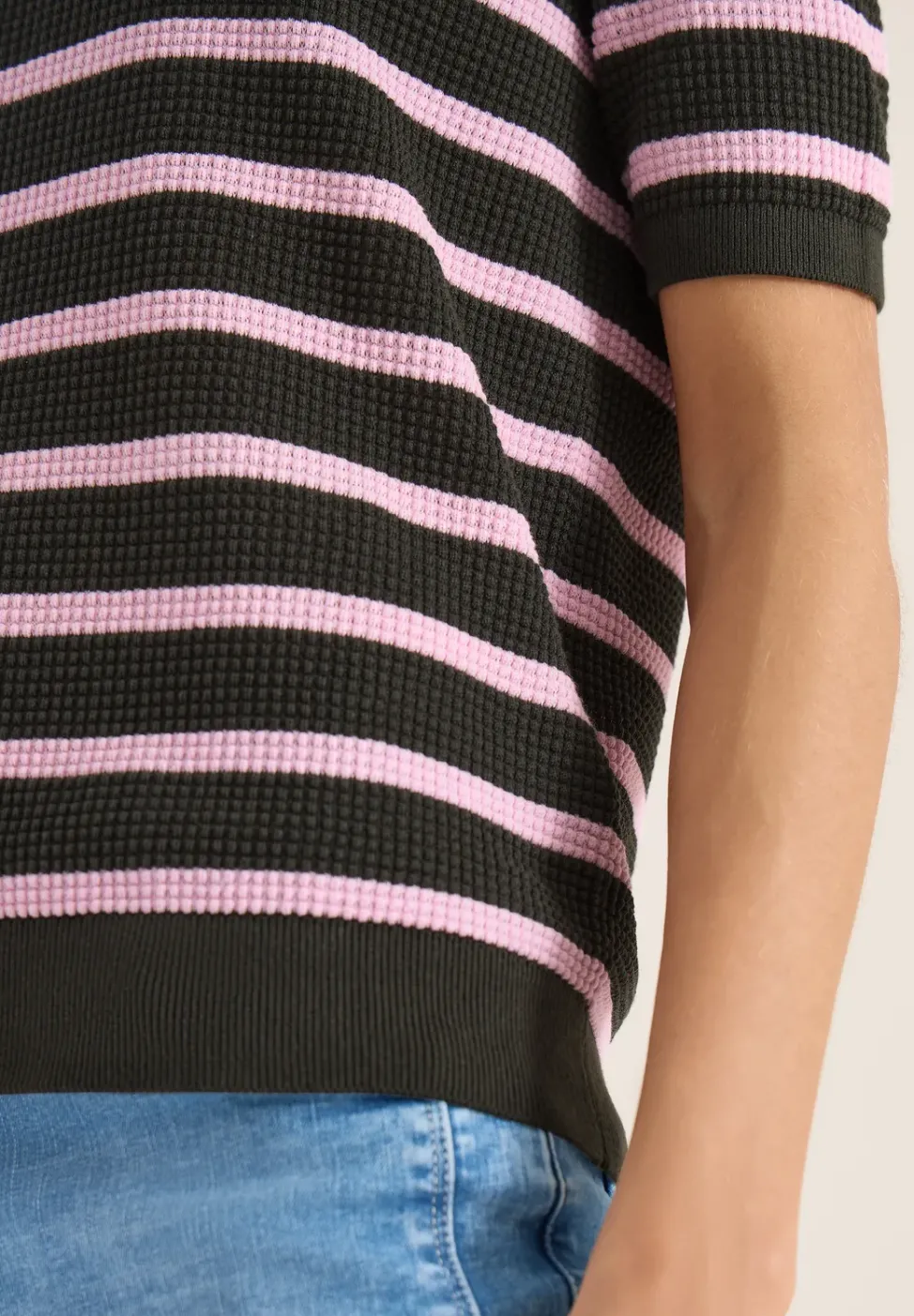 Kurzarm Pullover mit Struktur und Streifen
