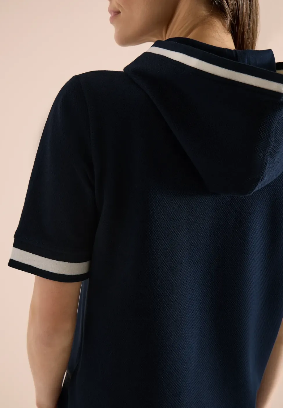 Kurzarm Shirt mit Kapuze und Rippdetails