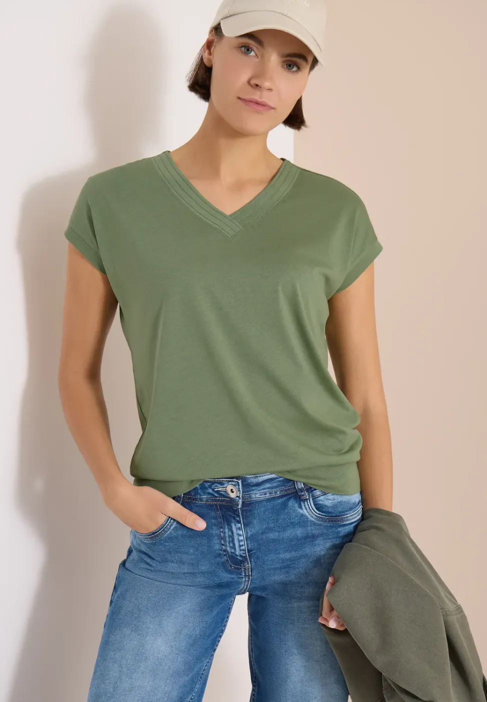Kurzarm Shirt mit V-Neck in Unifarbe