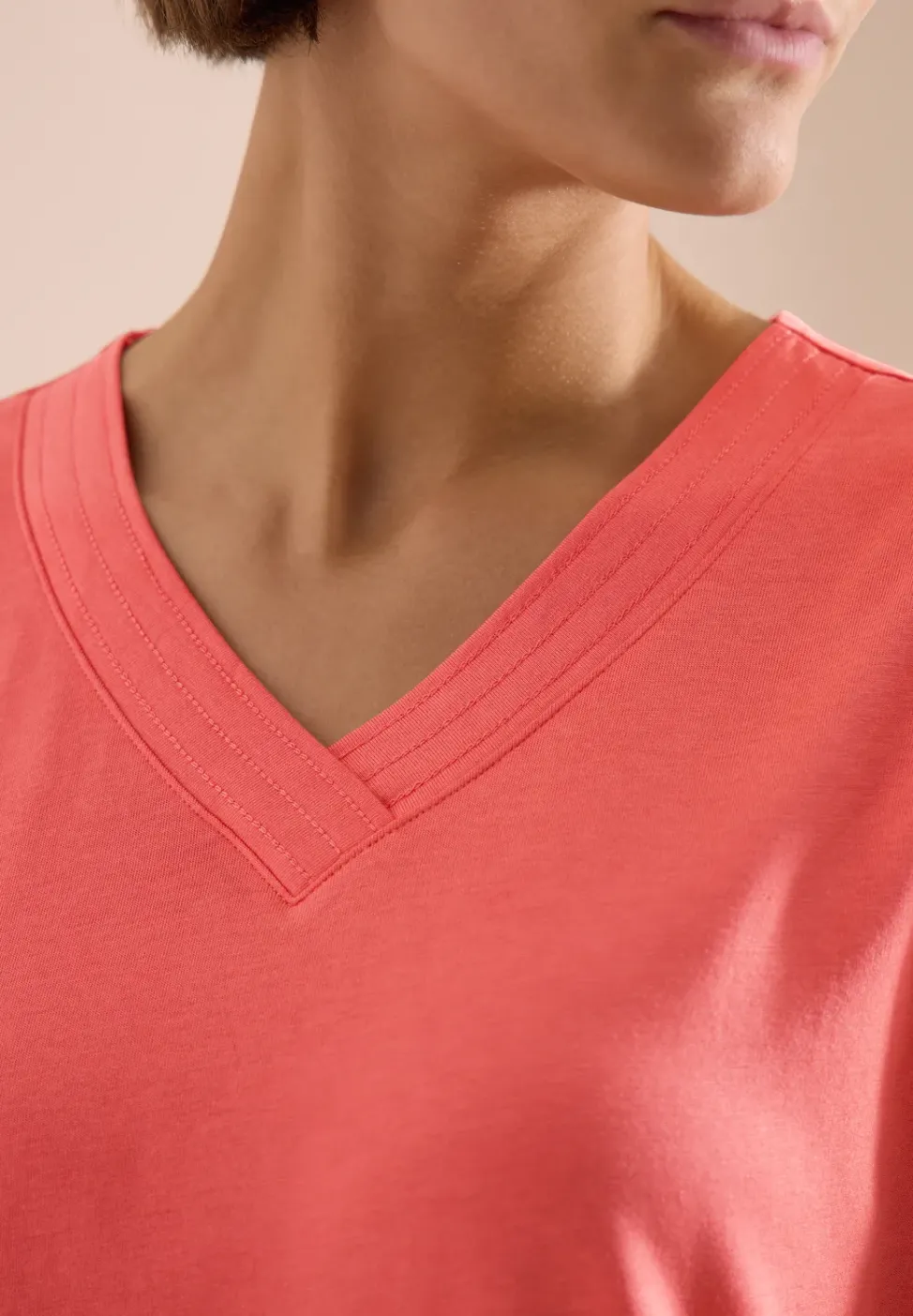 Kurzarm Shirt mit V-Neck in Unifarbe