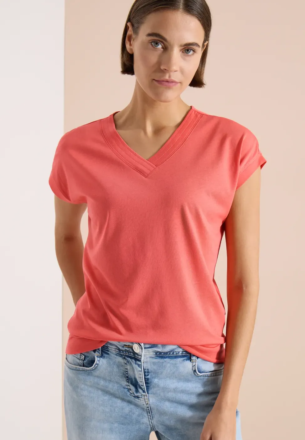 Kurzarm Shirt mit V-Neck in Unifarbe