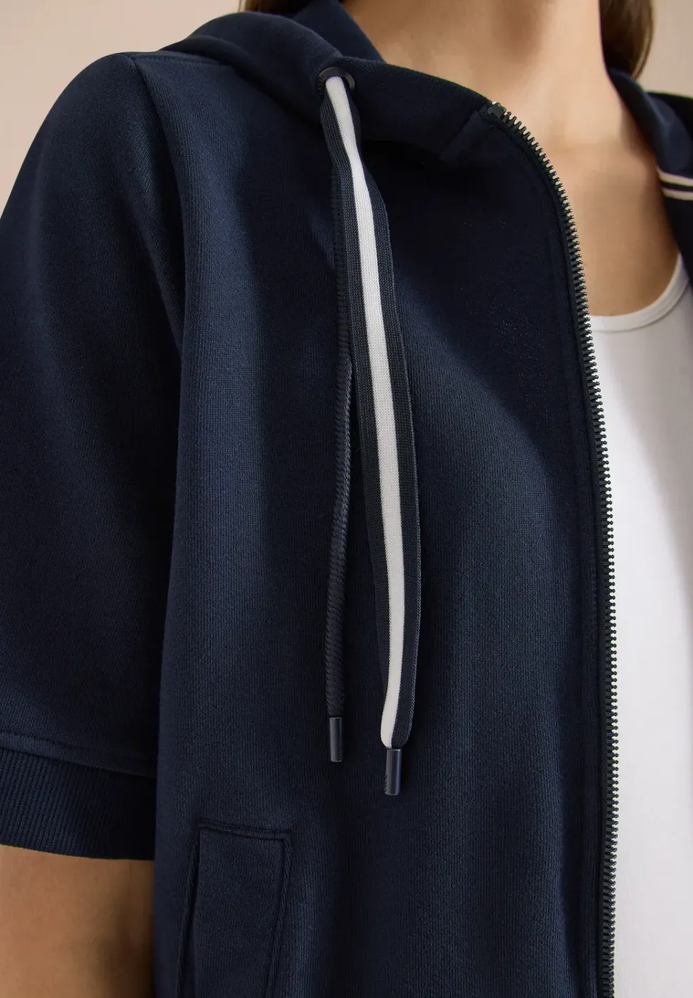 Kurzarm Sweatjacke mit Kapuze