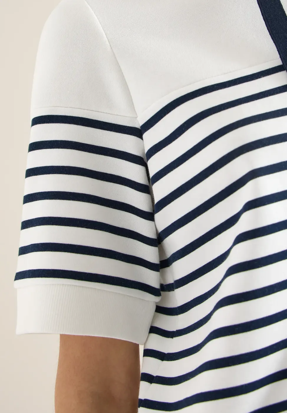 Kurzarm Sweatshirt mit Kapuze und Streifen