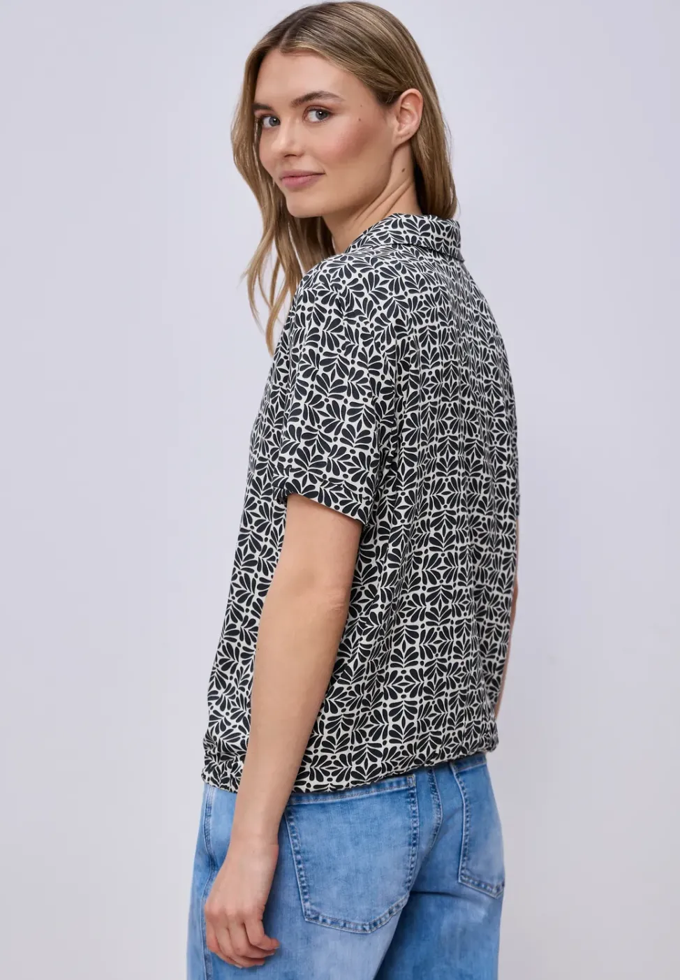 Kurzarm Bluse mit Bowling-Kragen