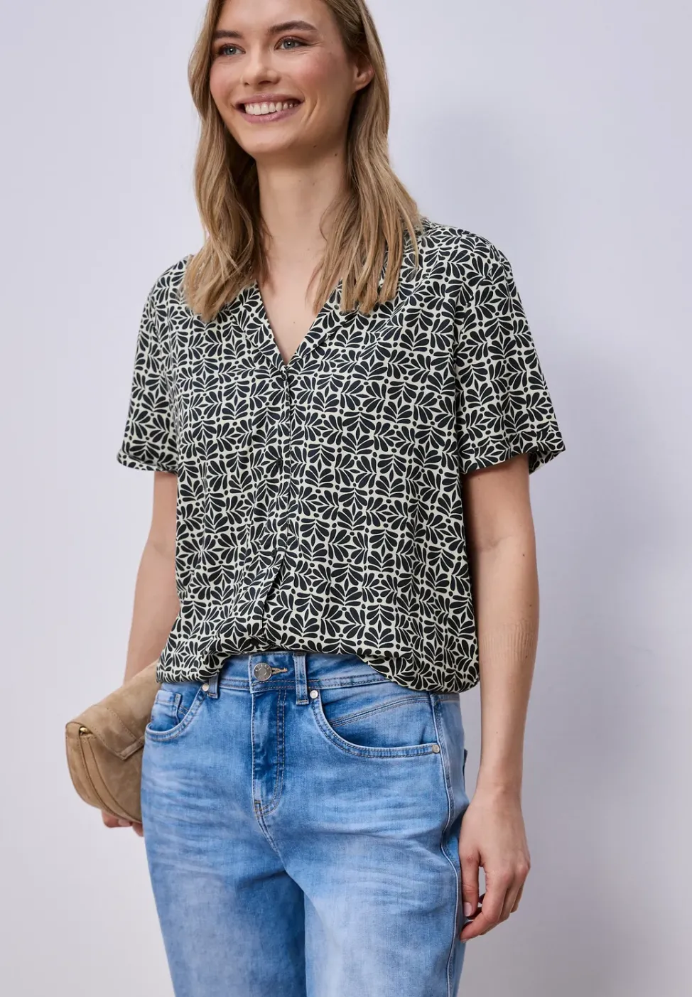 Kurzarm Bluse mit Bowling-Kragen