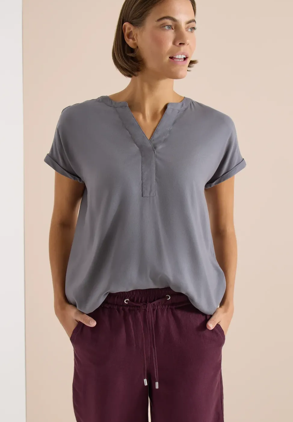Kurzarm Bluse mit Split Neck