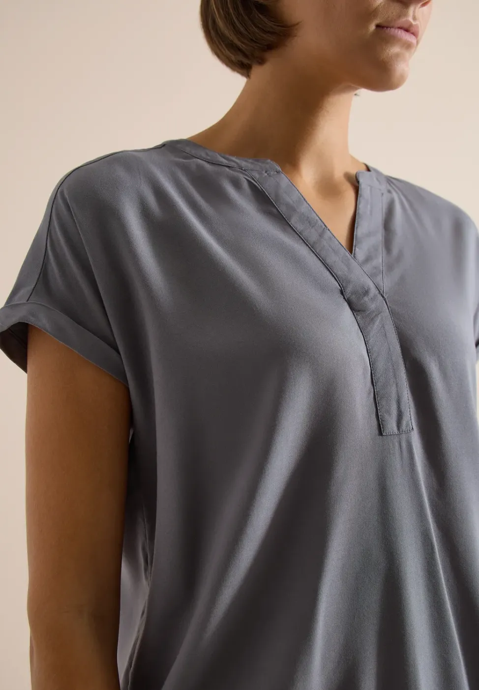 Kurzarm Bluse mit Split Neck