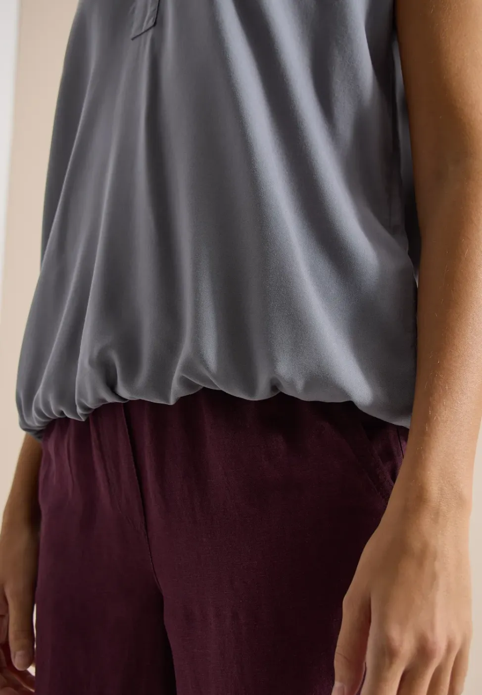 Kurzarm Bluse mit Split Neck