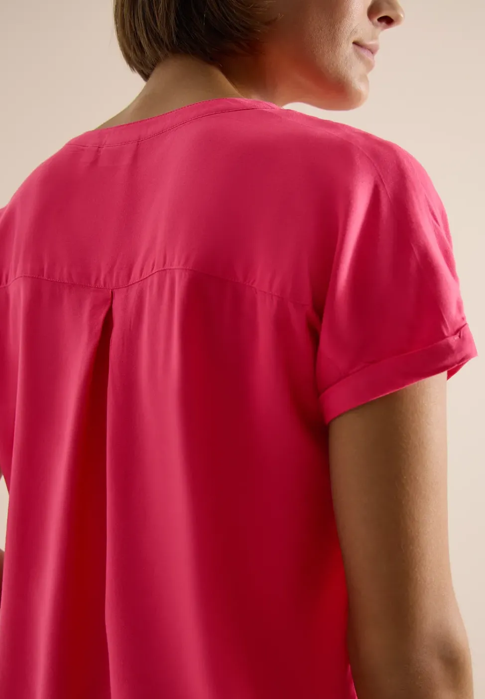 Kurzarm Bluse mit Split Neck