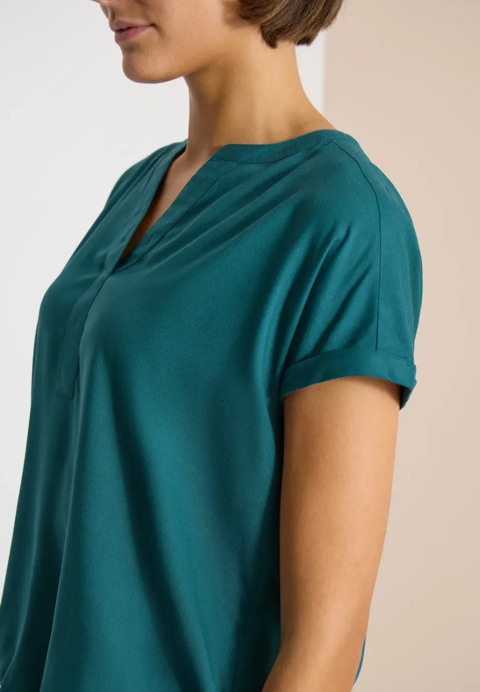 Kurzarm Bluse mit Split Neck