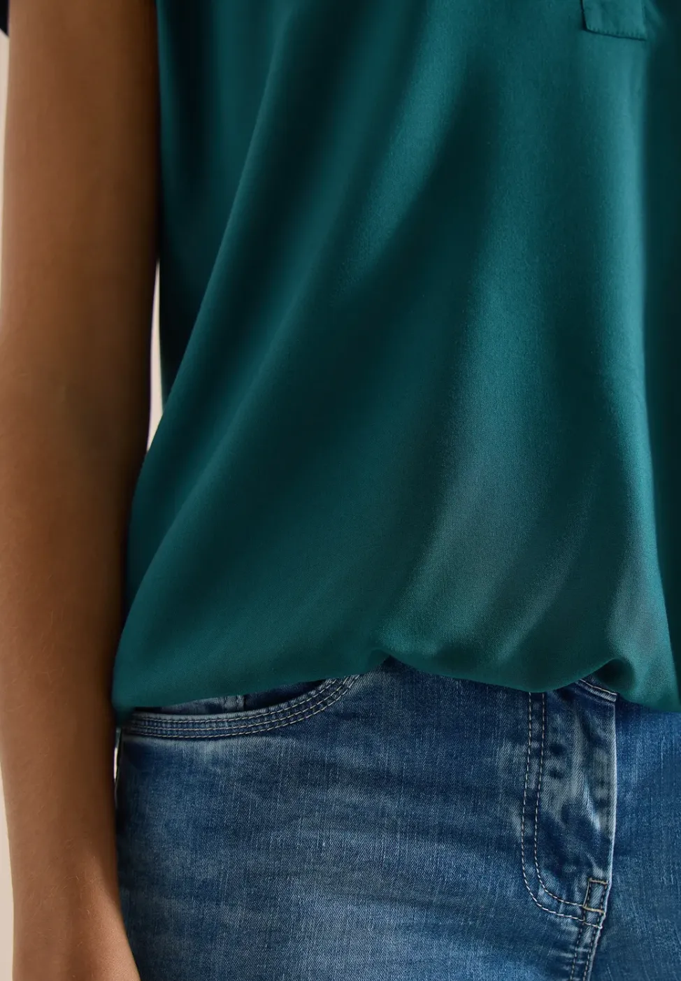 Kurzarm Bluse mit Split Neck