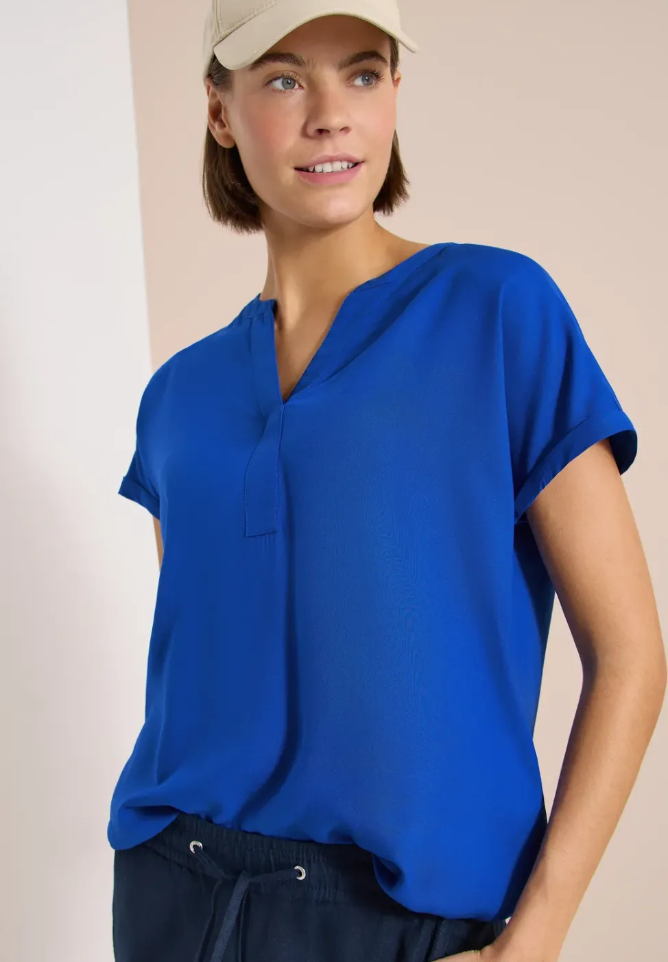Kurzarm Bluse mit Split Neck