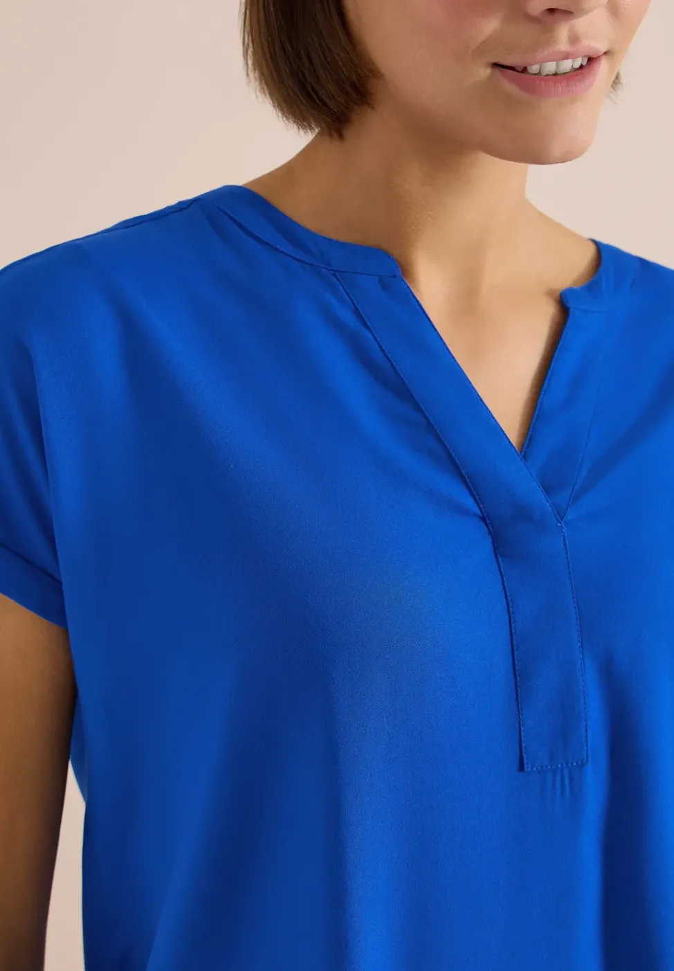 Kurzarm Bluse mit Split Neck