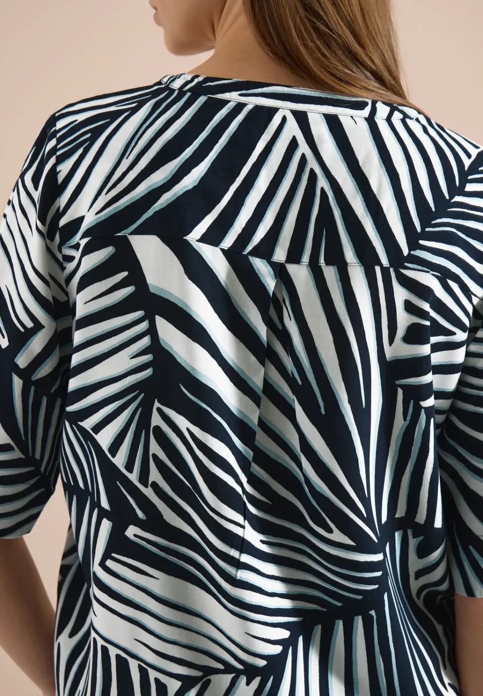Kurzarm Bluse mit Split Neck und Print