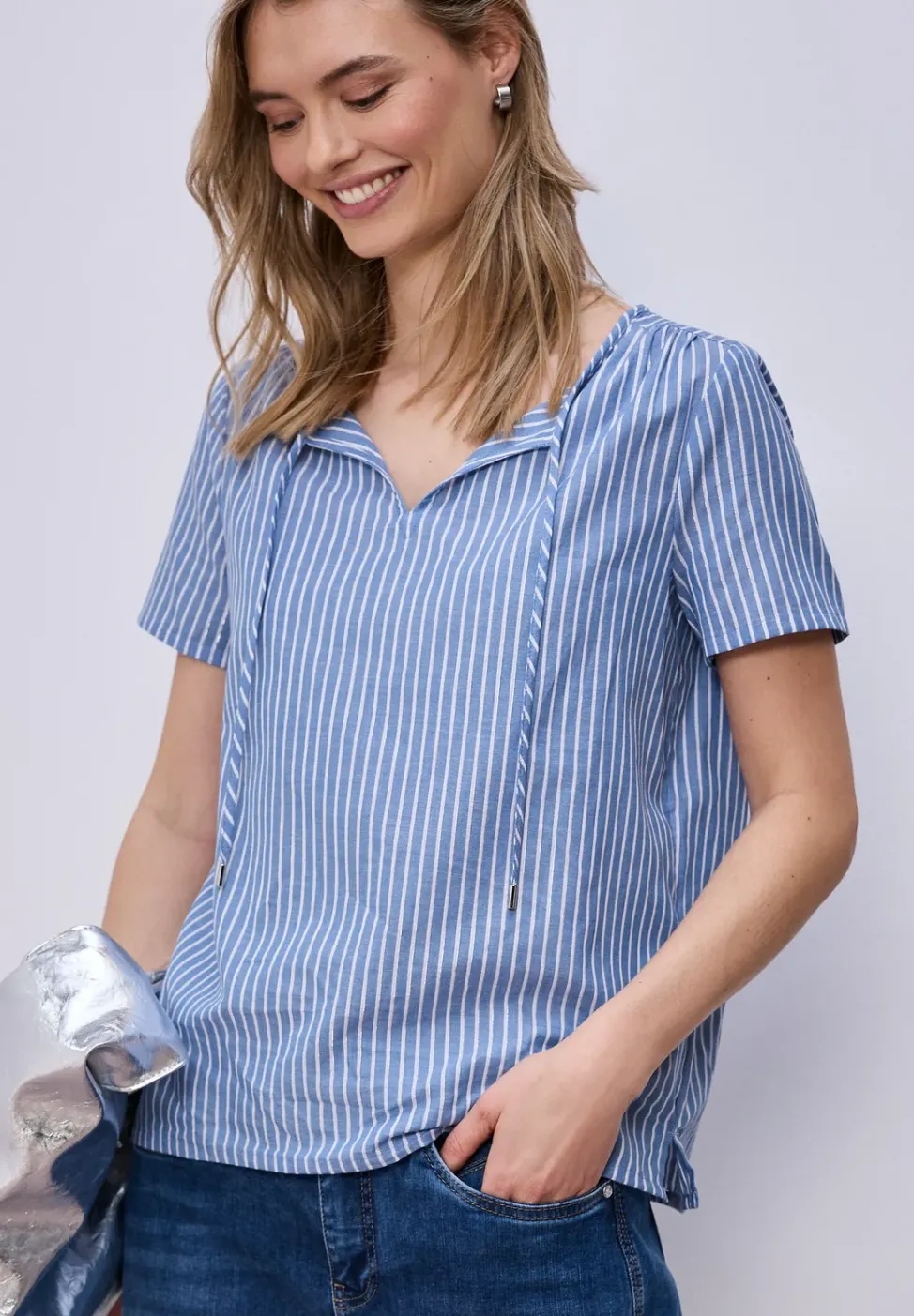 Kurzarm Bluse mit Split Neck und Streifen