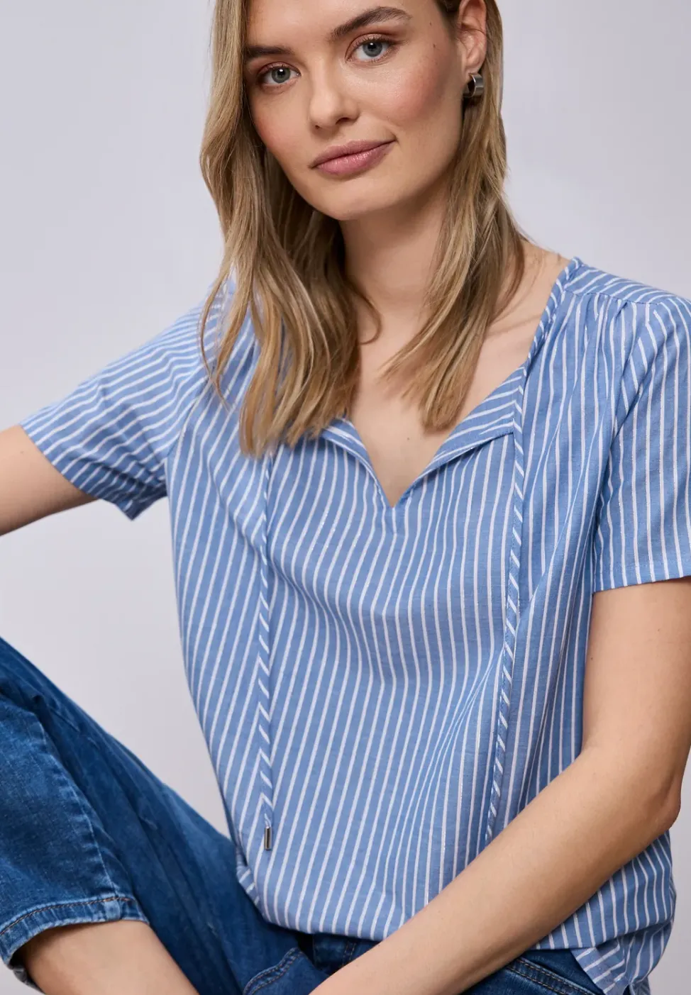 Kurzarm Bluse mit Split Neck und Streifen