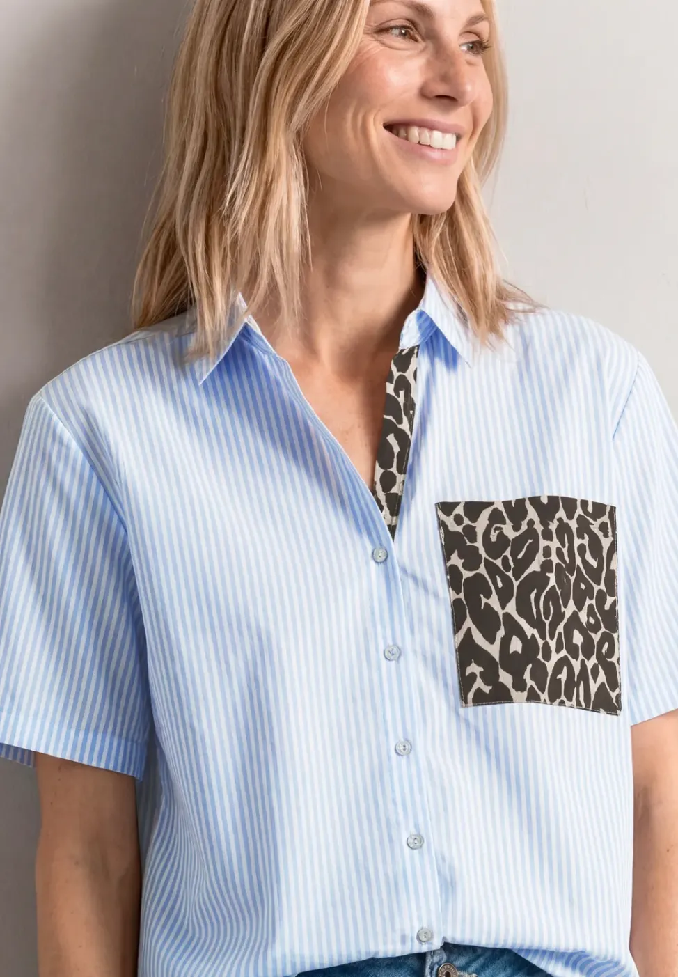 Kurzarm Hemdbluse mit Leo-Details