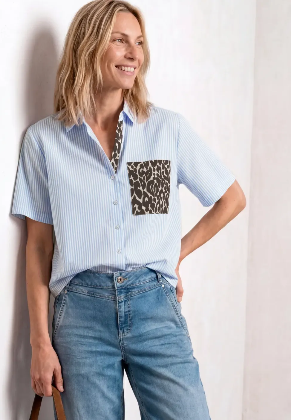 Kurzarm Hemdbluse mit Leo-Details