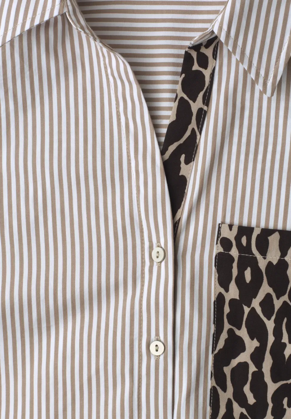 Kurzarm Hemdbluse mit Leo-Details