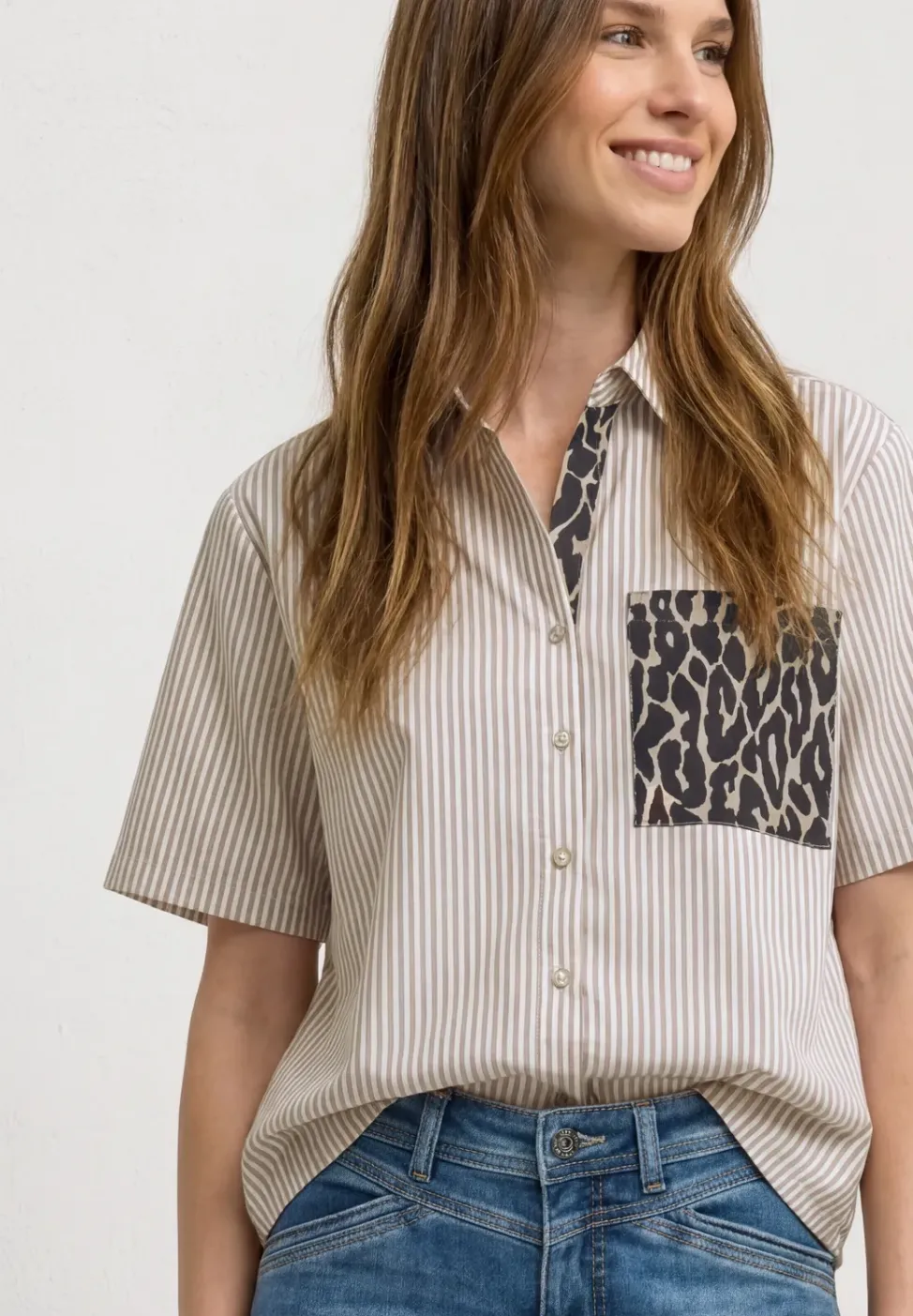 Kurzarm Hemdbluse mit Leo-Details