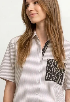 Kurzarm Hemdbluse mit Leo-Details