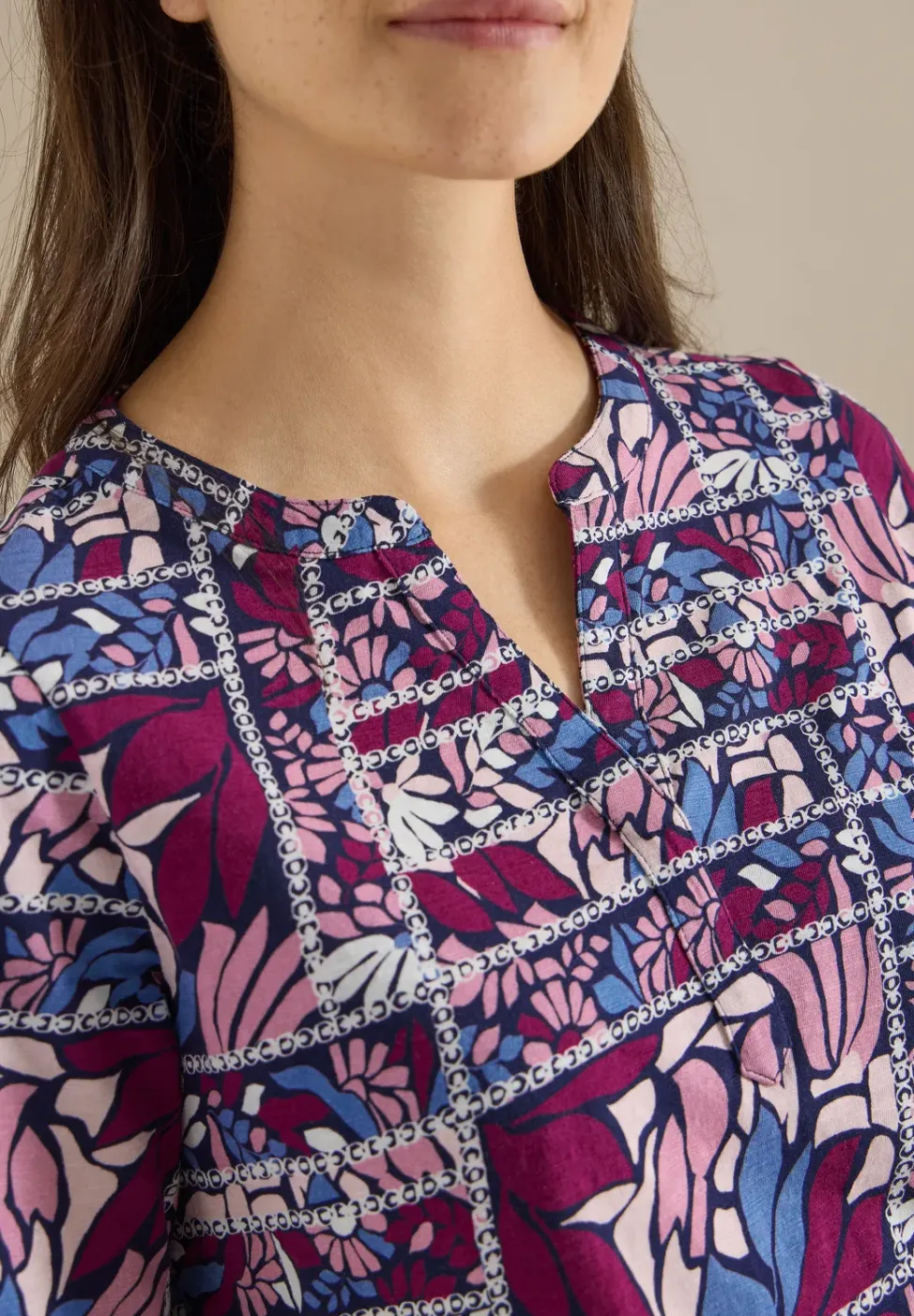 Kurzarm Shirt mit Split Neck und Print