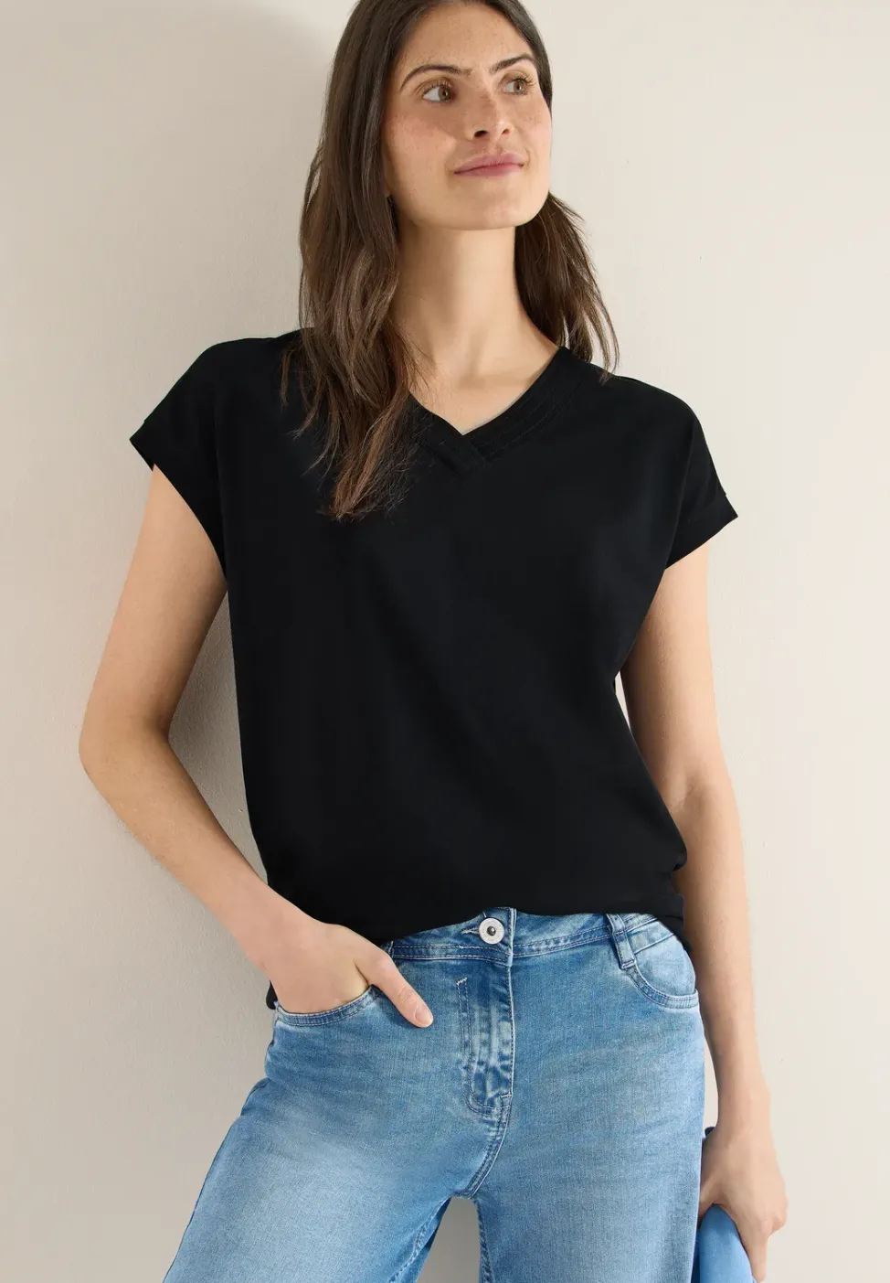 Kurzarm Shirt mit V-Neck in Unifarbe