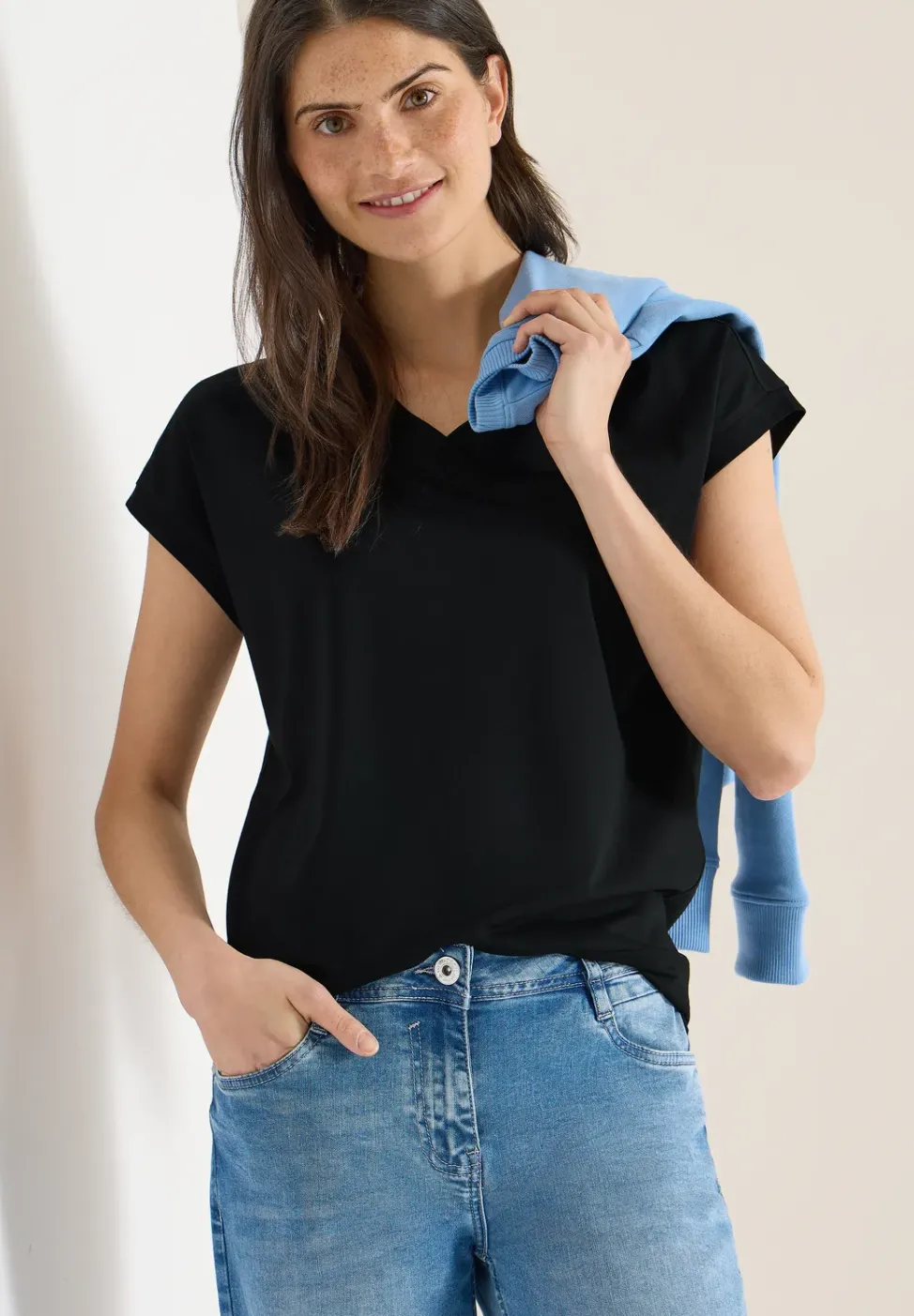 Kurzarm Shirt mit V-Neck in Unifarbe